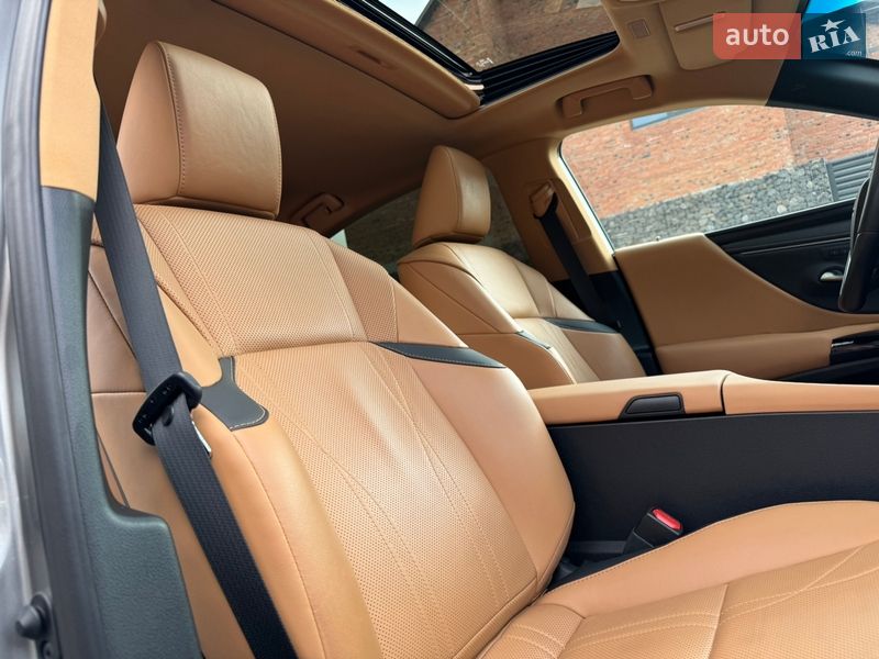 Седан Lexus ES 2023 в Виннице