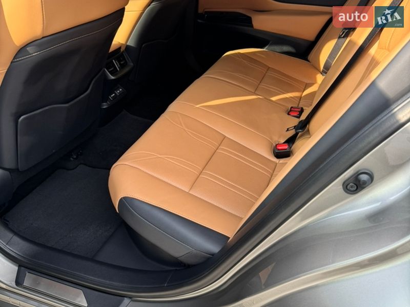 Седан Lexus ES 2023 в Виннице
