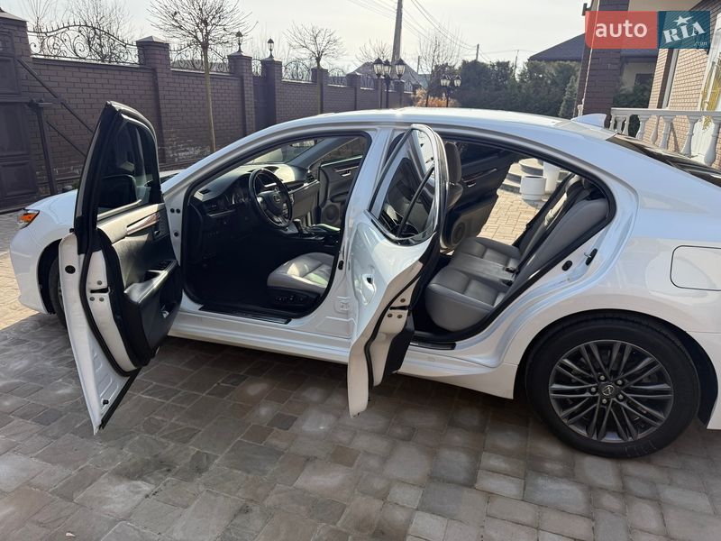Седан Lexus ES 2018 в Киеве
