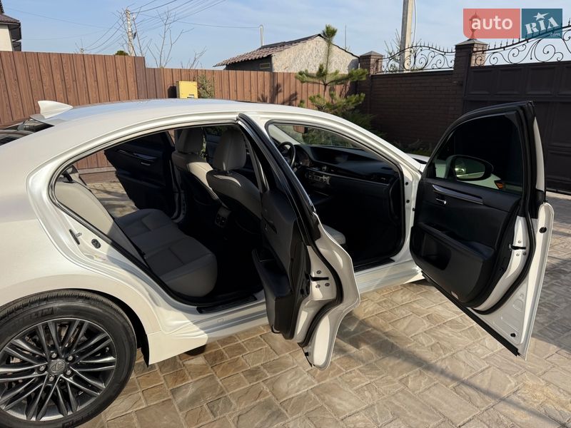 Седан Lexus ES 2018 в Киеве