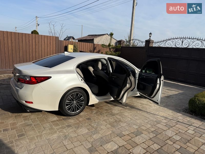 Седан Lexus ES 2018 в Киеве