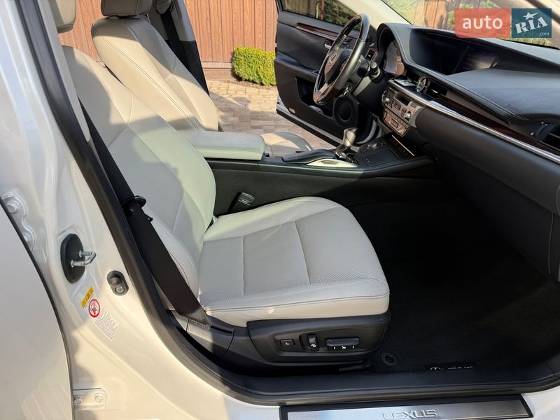 Седан Lexus ES 2018 в Киеве