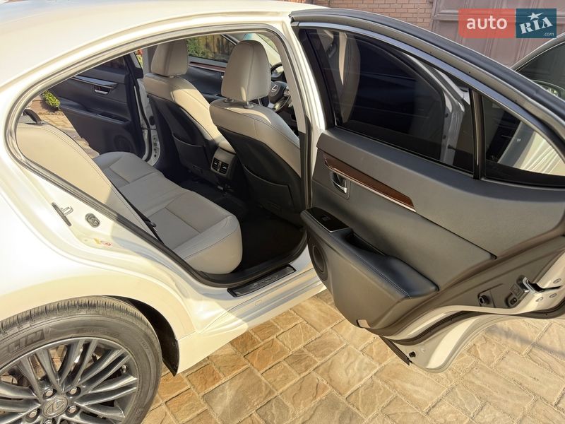 Седан Lexus ES 2018 в Киеве