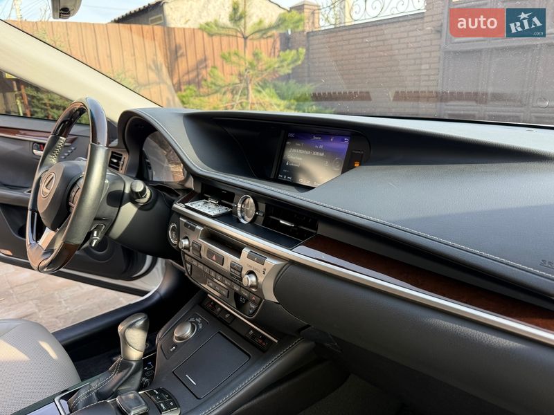 Седан Lexus ES 2018 в Киеве
