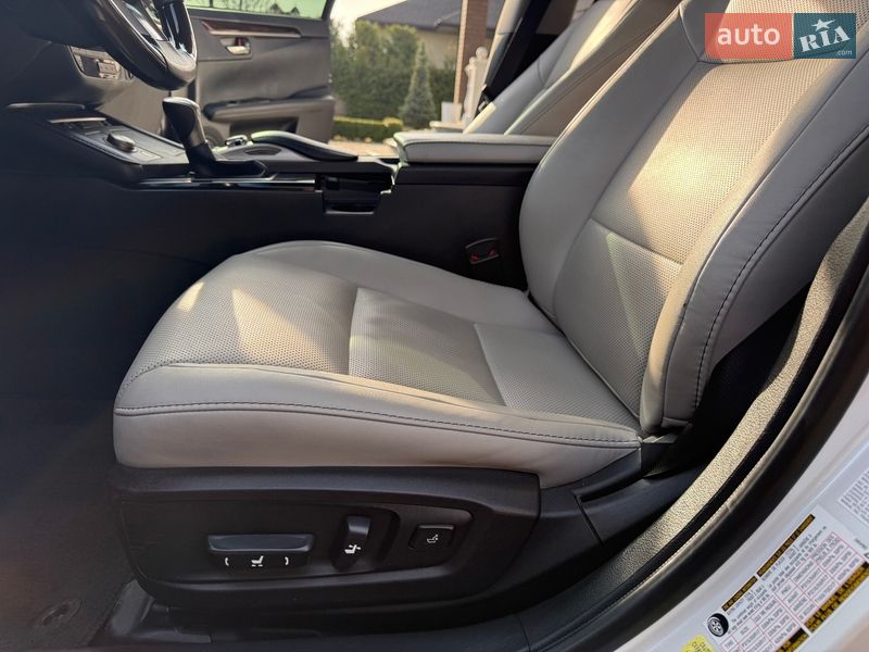 Седан Lexus ES 2018 в Киеве