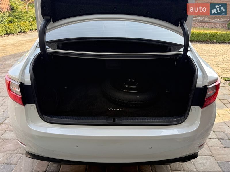 Седан Lexus ES 2018 в Киеве