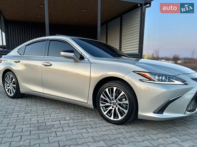 2020 Lexus ES, VIN JTHB11B1002031818:plate — фото 1 (autoria)