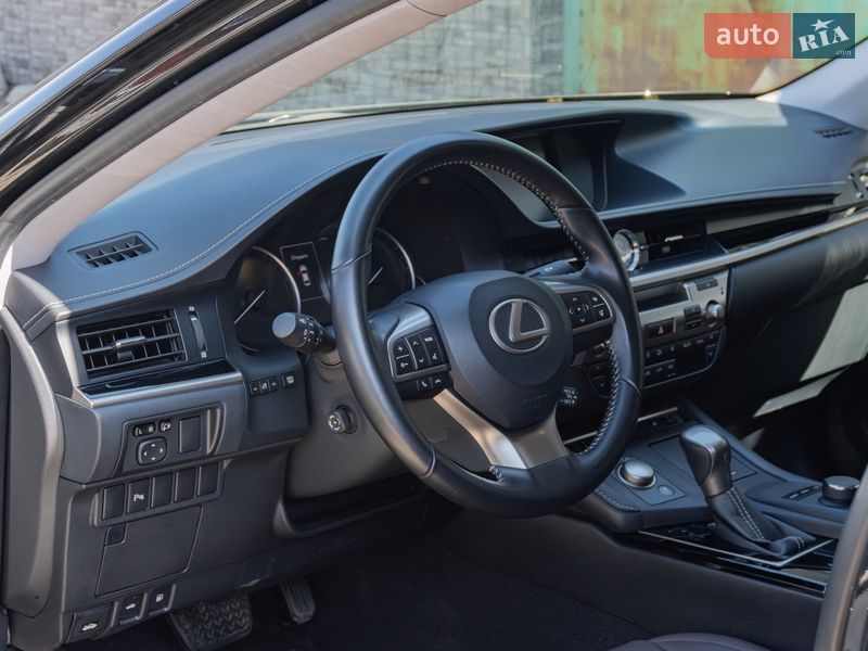Седан Lexus ES 2018 в Киеве