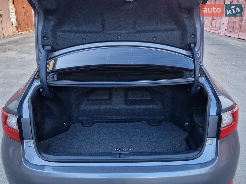 Седан Lexus ES 2015 в Киеве