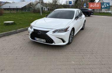 Седан Lexus ES 2019 в Косове
