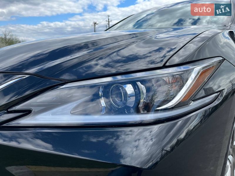 Седан Lexus ES 2018 в Киеве