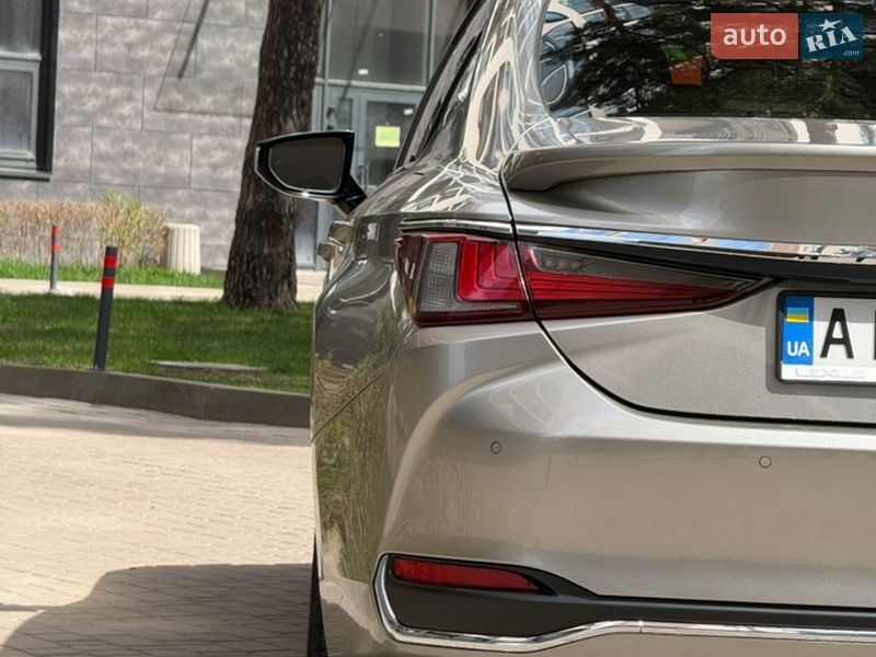 Седан Lexus ES 2020 в Киеве