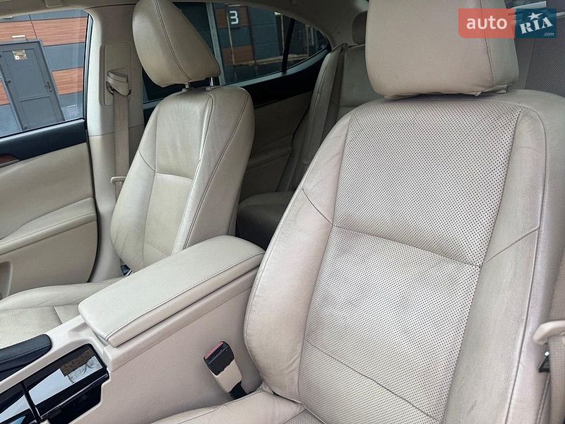 Седан Lexus ES 2012 в Тернополі