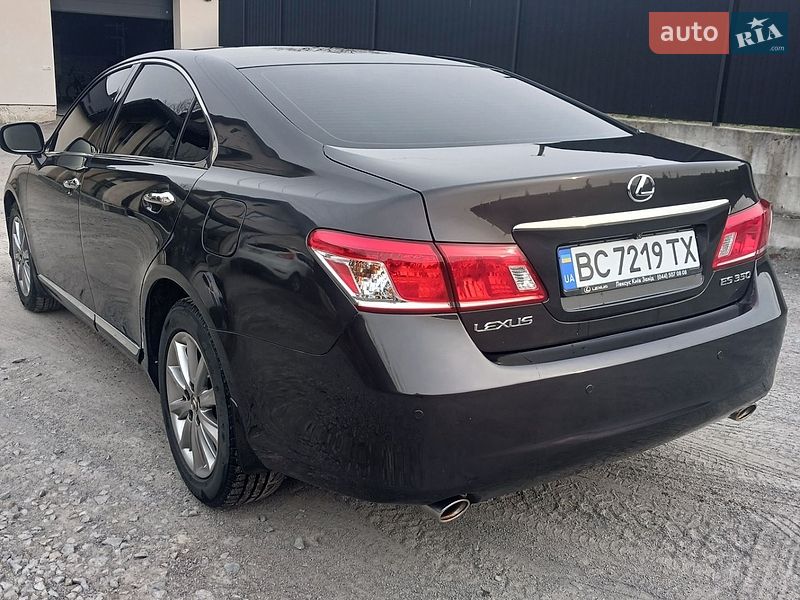 Седан Lexus ES 2011 в Львове