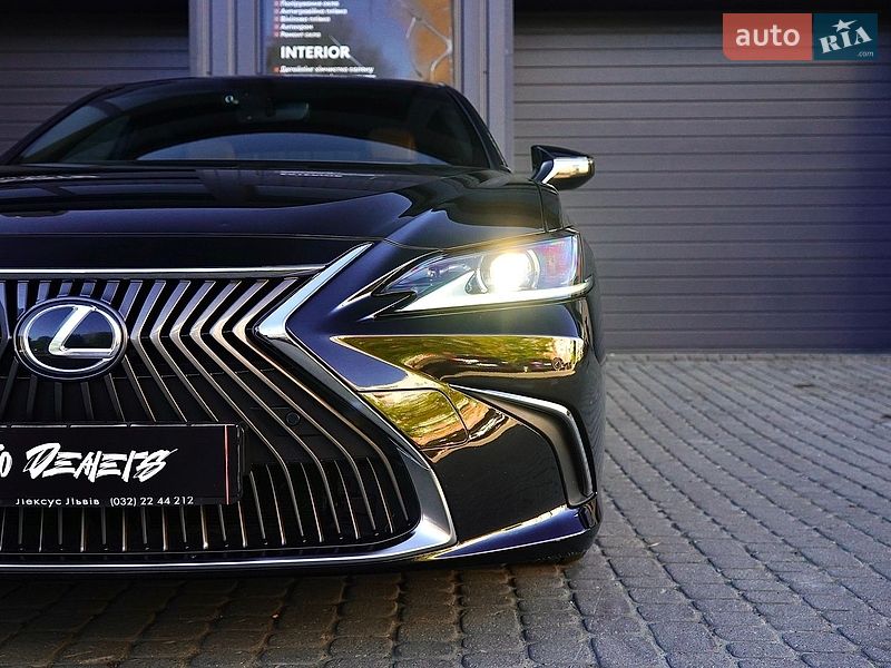 Седан Lexus ES 2019 в Львове