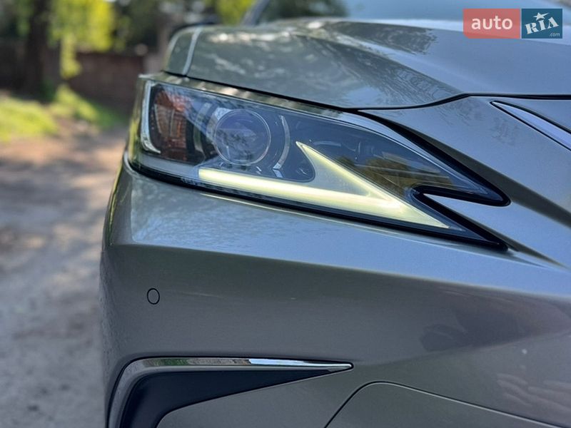 Седан Lexus ES 2018 в Дніпрі