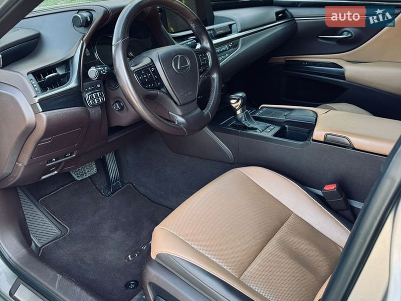 Седан Lexus ES 2018 в Дніпрі