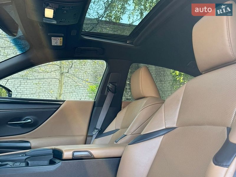 Седан Lexus ES 2018 в Дніпрі