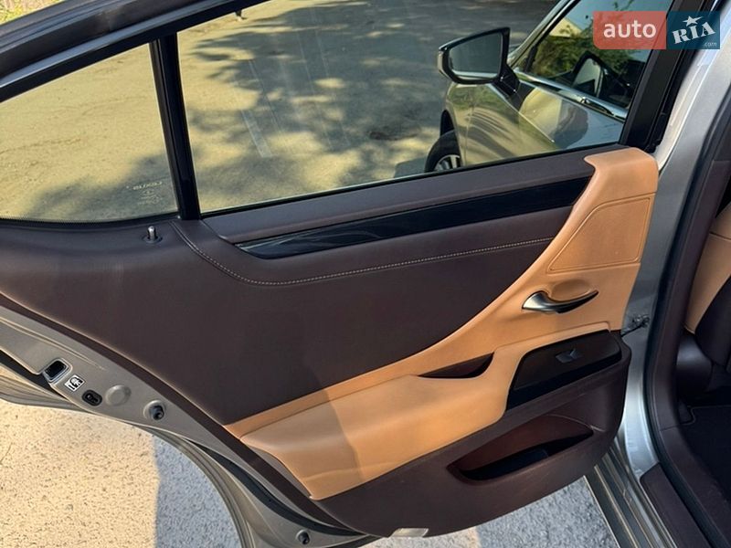 Седан Lexus ES 2018 в Дніпрі