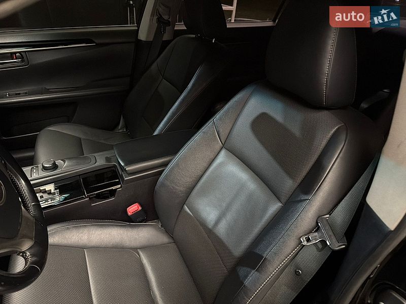 Седан Lexus ES 2015 в Киеве