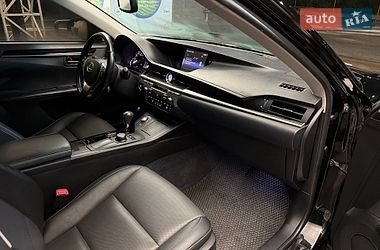 Седан Lexus ES 2015 в Киеве