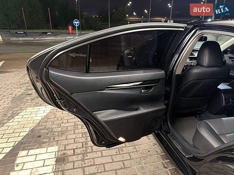 Седан Lexus ES 2015 в Киеве