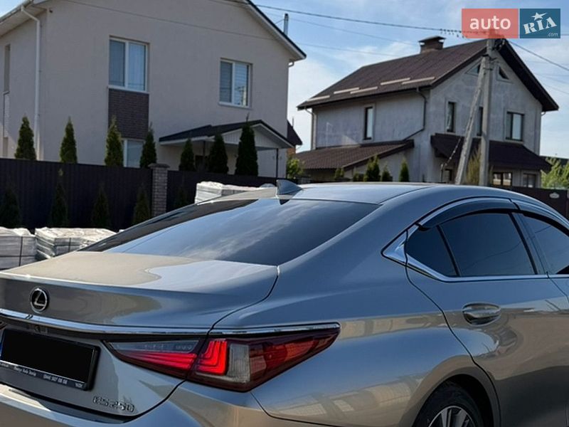 Седан Lexus ES 2020 в Киеве