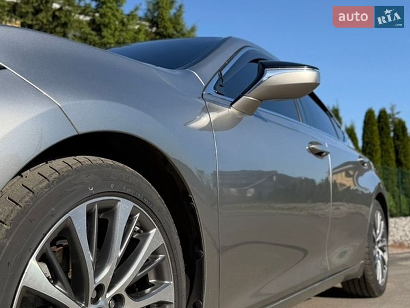 Седан Lexus ES 2020 в Киеве