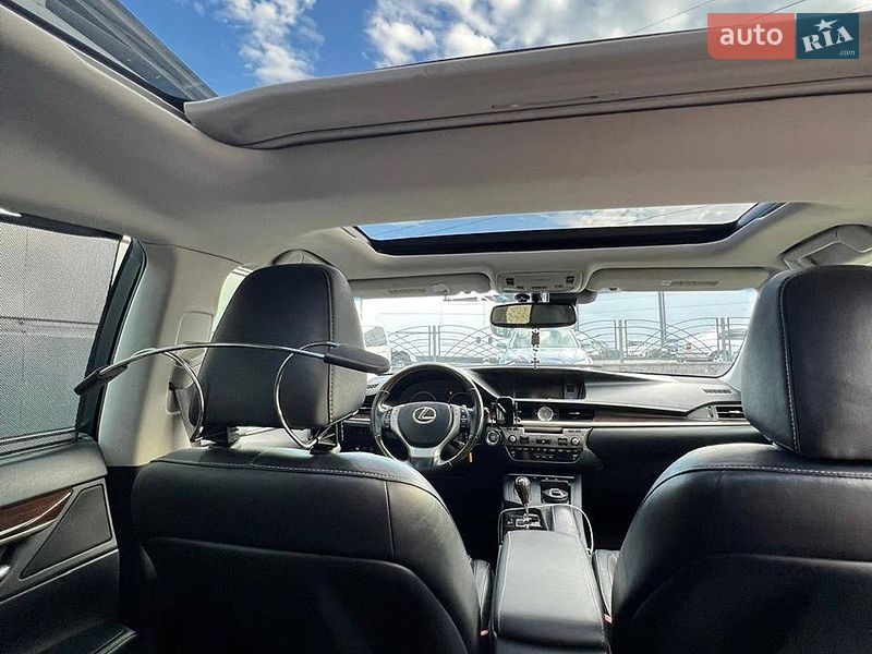 Седан Lexus ES 2013 в Рава-Руській