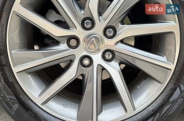Седан Lexus ES 2015 в Черновцах