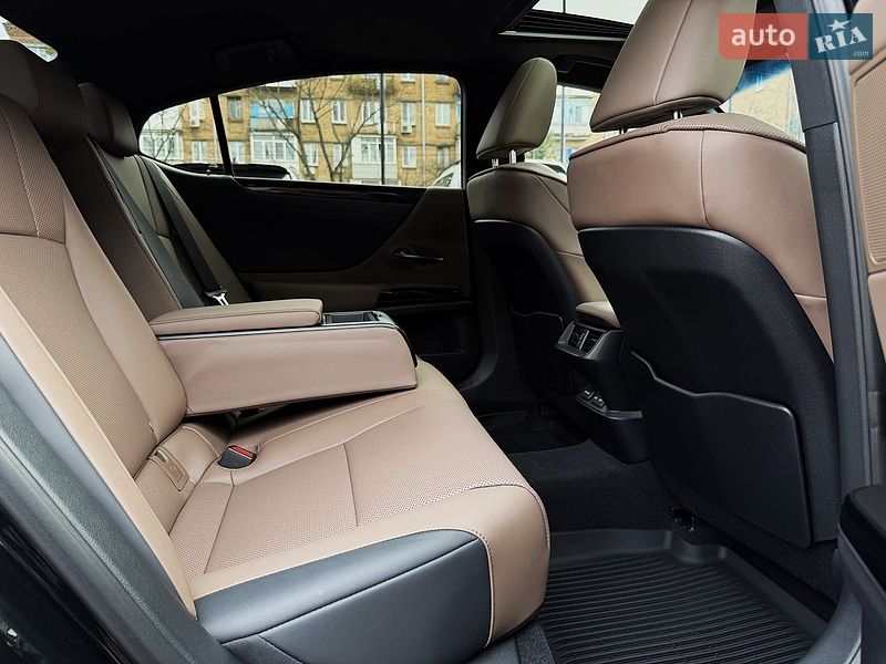 Седан Lexus ES 2023 в Киеве