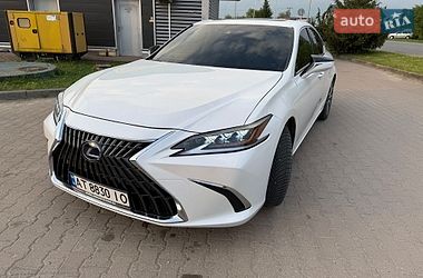 Седан Lexus ES 2019 в Косові