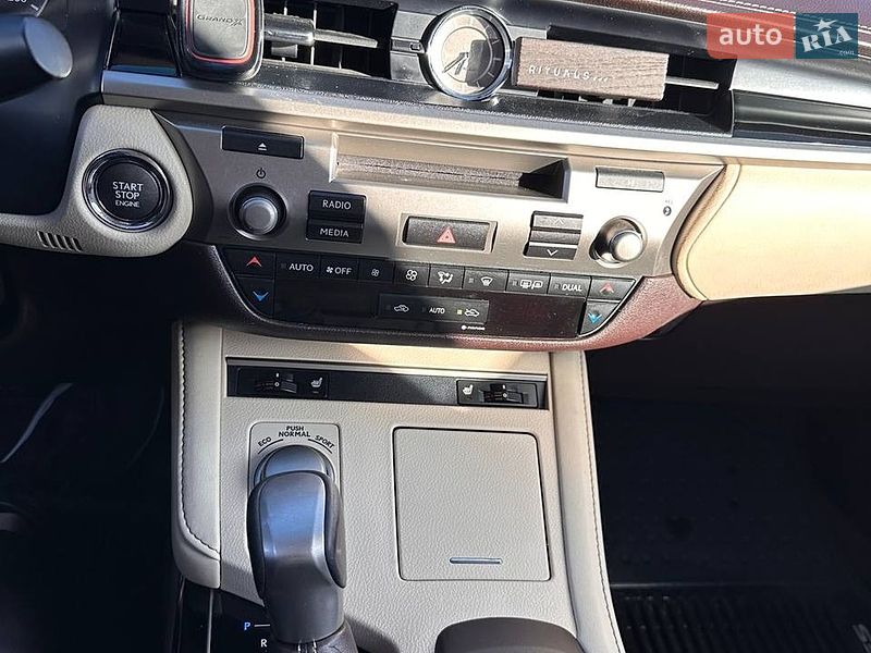 Седан Lexus ES 2016 в Івано-Франківську