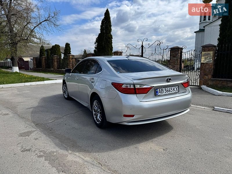 Седан Lexus ES 2012 в Тростянце