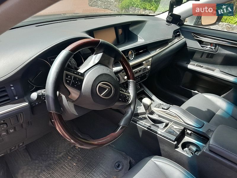 Седан Lexus ES 2018 в Киеве