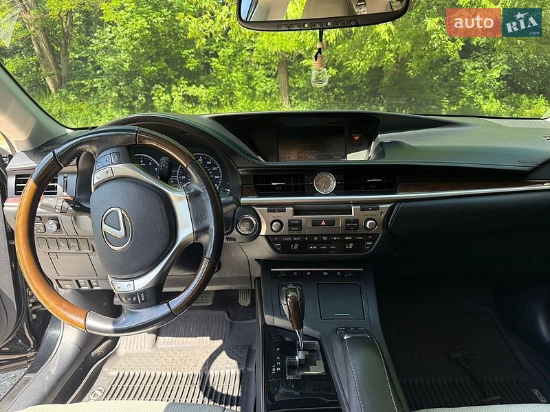 Седан Lexus ES 2015 в Харкові