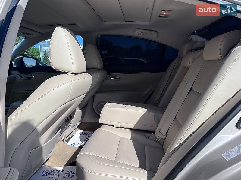 Седан Lexus ES 2012 в Львові