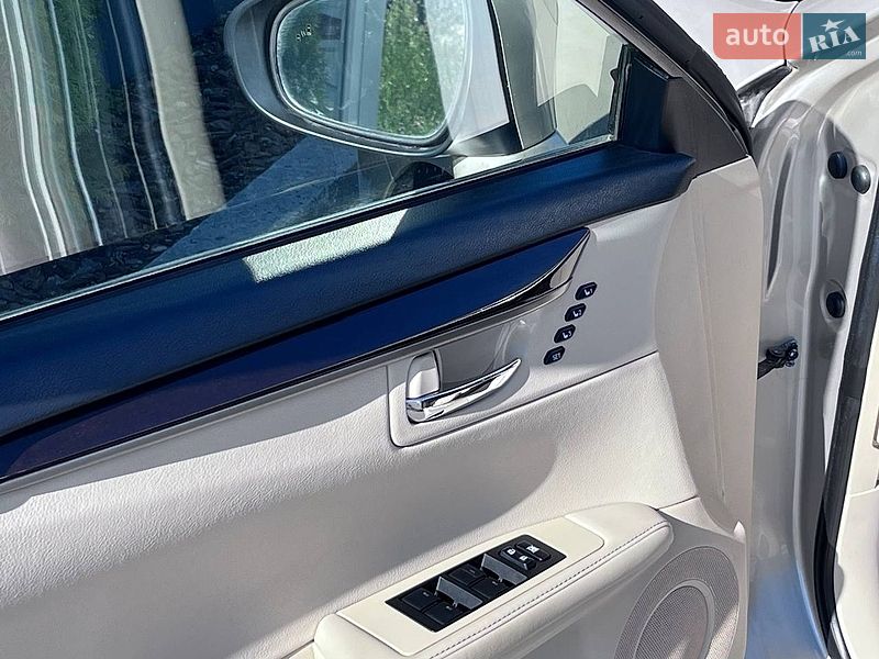Седан Lexus ES 2012 в Львові