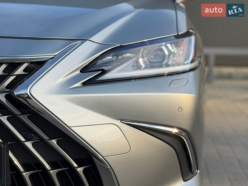 Седан Lexus ES 2023 в Виннице