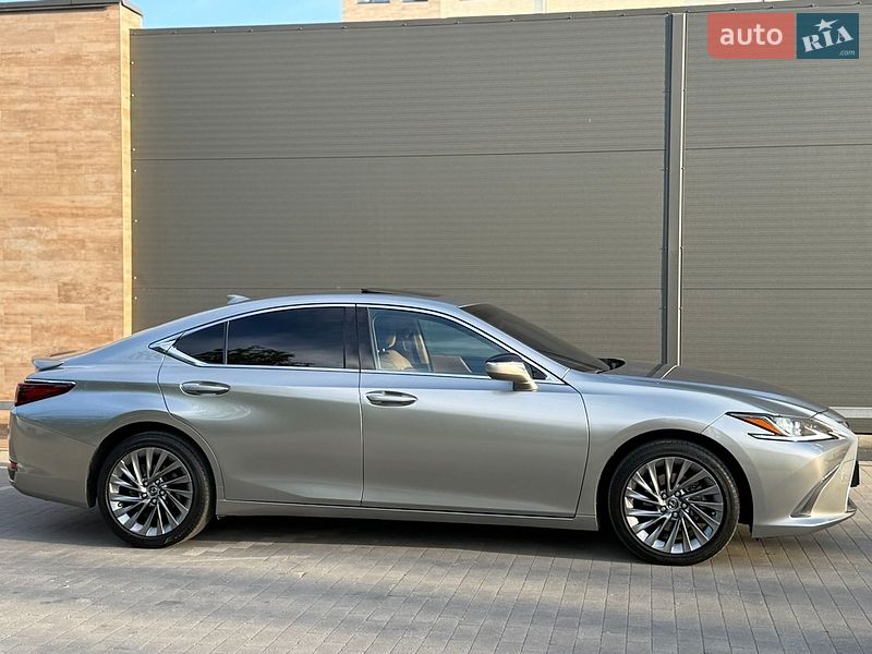 Седан Lexus ES 2023 в Виннице
