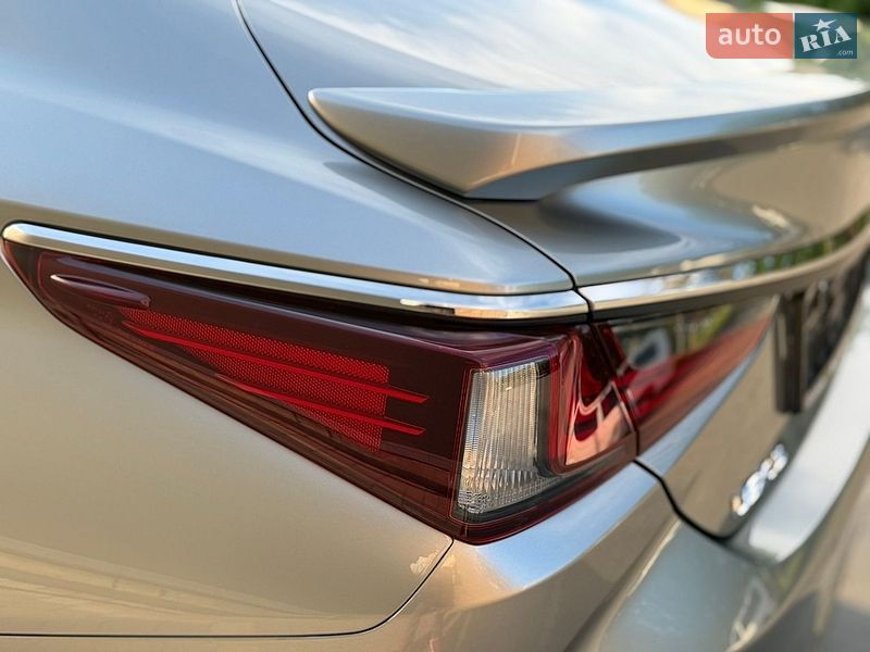 Седан Lexus ES 2023 в Виннице