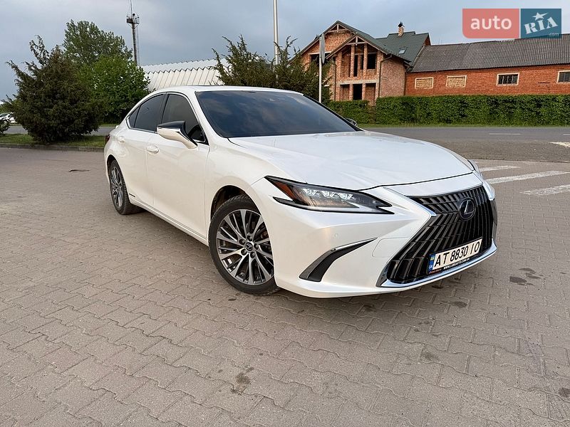 Седан Lexus ES 2019 в Косове