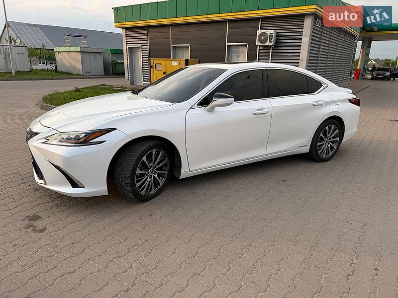 Седан Lexus ES 2019 в Косове