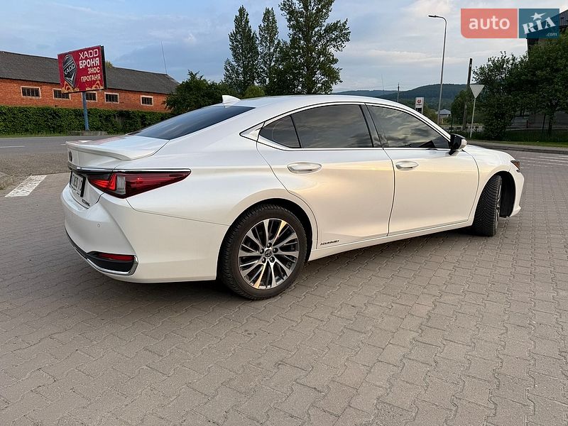 Седан Lexus ES 2019 в Косове