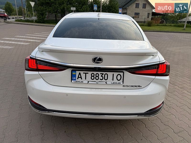 Седан Lexus ES 2019 в Косове