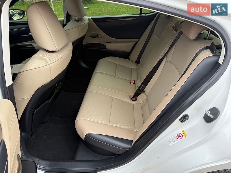 Седан Lexus ES 2019 в Косове