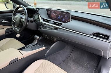 Седан Lexus ES 2019 в Косове