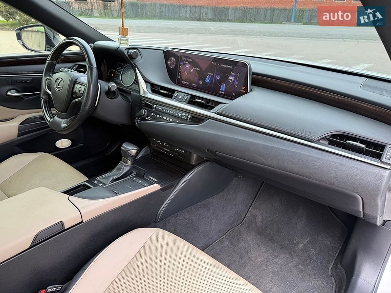 Седан Lexus ES 2019 в Косове