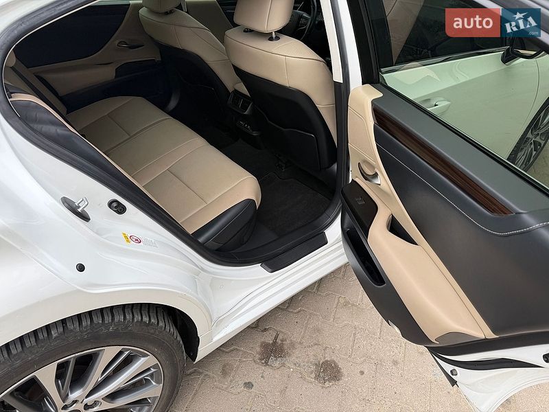 Седан Lexus ES 2019 в Косове