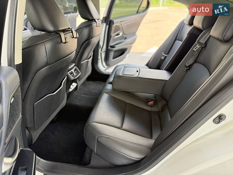 Седан Lexus ES 2019 в Дніпрі